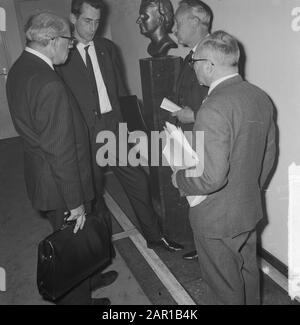 Consultazione con la Fondazione del lavoro, MR. Roemers Data: 17 Giugno 1965 Parole Chiave: Considerare Nome personale: Roemers, Dirk Nome istituzione: Foundation van de Arbeid Foto Stock