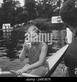 Campionati europei di canottaggio Signore a Duisburg, Meike de Vlas in barca Data: 20 agosto 1965 luogo: Duisburg Parole Chiave: Canottaggio, Campionati Nome personale: Lino, Mieke de : Evers, Joost/Anefo Foto Stock