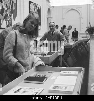 Mostra di preparazione miglior libro conservato al Museo Stedelijk Data: 1 settembre 1965 luogo: Migliori Parole Chiave: Musei, libri, esibizionismo Foto Stock