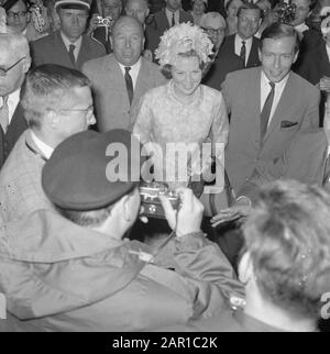 Fidanzata, arrivo Principessa Beatrix e Claus a Kreiskrankenhaus a Ãlzen dove è inclusa la madre di Claus, Gusta von Amsberg Data: 2 luglio 1965 luogo: Germania, Uelzen Parole Chiave : arrivi, casa reale, principesse, ospedali Nome personale: Beatrix, principessa, Claus, principe Foto Stock