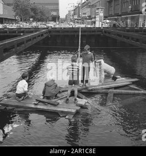 Kotje varen in metrokanaal to Rotterdam Data: 6 Luglio 1965 Località: Rotterdam, Zuid-Holland Parole Chiave: Metro's. Foto Stock