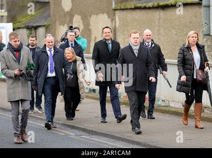 Taoiseach Leo Varadkar (centro) arriva per un rally a Drogheda, Co. Louth, per esprimere opposizione alla violenza legata alla droga in città. Foto Stock