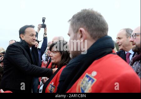 Taoiseach Leo Varadkar (a sinistra) scuote le mani con Fianna Fail leader Micheal Martin (2nd a destra) al Ponte della Pace quando arriva per un rally a Drogheda, Co. Louth, per esprimere opposizione alla violenza legata alla droga in città. Foto Stock