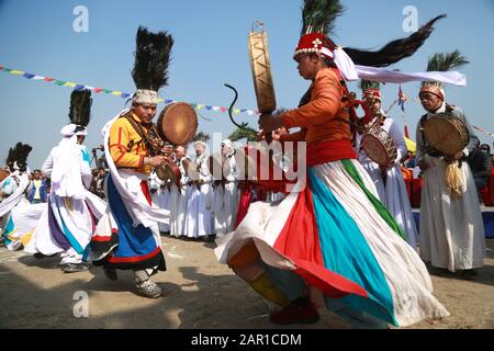 Kathmandu, Nepal. 25th Gen 2020. Tamang sciamani in batteria tradizionale da gioco d'abbigliamento durante il festival Sonam Lhosar a Kathmandu, Nepal, sabato 25 gennaio 2020. Credito: Dipen Shrestha/Zuma Wire/Alamy Live News Foto Stock