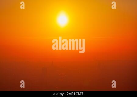 Serata nebbia a Vienna con un bellissimo tramonto Foto Stock