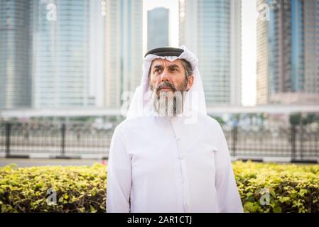 Uomo medio-orientale con kandora tradizionale a Dubai Foto Stock