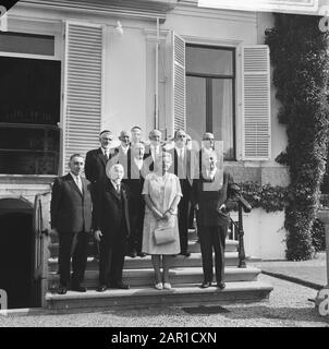 Queen Juliana ha ricevuto la commissione Olanda-Israele denominazione a Palace Soestdijk Data: 15 settembre 1965 Parole Chiave: Commissioni, regine Nome personale: Juliana (Regina Olanda) Nome dell'istituzione: Paleis Soestdijk Foto Stock