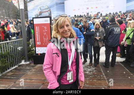 25 gennaio 2020, Austria, Kitzbühel: Sciatore Martina Ertl-Renz si mostra nel traguardo della gara di Hahnenkamm dopo la discesa maschile sulla Streif. Foto: Felix Hörhager/dpa - ATTENZIONE: Solo per uso editoriale in relazione alla segnalazione attuale e solo con la menzione completa del credito di cui sopra. Nessuna pubblicità. Foto Stock