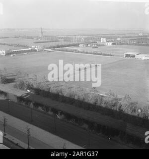 Due parchi sportivi, sabato prossimo by Alderman Carriage aperto Air capture sport Park Locks Data: 22 ottobre 1965 luogo: Amsterdam, Noord-Holland Parole Chiave: Panorama's, strutture sportive : Evers, Joost/Anefo Foto Stock