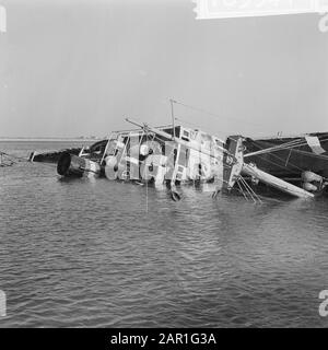 Stoccaggio della nave capsized Akti in Europoort, Rotterdam Il capsized freighter Data: 19 ottobre 1965 Località: Rotterdam, Zuid-Holland Parole Chiave: Incidenti marittimi, navi da carico, spedizioni Foto Stock