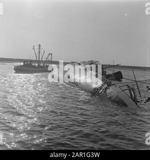 Stoccaggio della nave capsized Akti in Europoort, Rotterdam la nave salvatrice mentre si allega alla Akti Data: 19 ottobre 1965 Località: Rotterdam, Zuid-Holland Parole Chiave: Montagne, incidenti navali, navi da carico, spedizioni Foto Stock