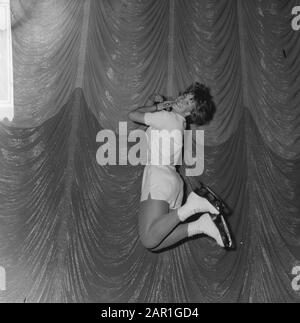 Figura skater Sjoukje Dijkstra durante l'allenamento, mezz'ora prima dell'inizio della vacanza su Ice-revue ad Amsterdam RAI Sjoukje Dijkstra mentre fa un salto Data: 28 ottobre 1965 Località: Amsterdam, Noord-Holland Parole Chiave: Ice dancing, figura skating Nome personale: Dijkstra, Sjoukje Foto Stock