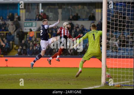 New Den London, Regno Unito. 25th Gen 2020. Aiden o'Brien of Millwall si scontra con Kieron Freeman durante la Millwall vs Sheffield Utd fa Cup 4th Round Tie presso la New Den London 25th gennaio 2020-EDITORIALE USA solo non autorizzato audio, video, dati, liste di fixture (al di fuori dell'UE), loghi club/campionato o servizi "live". Uso on-line in-match limitato a 45 immagini (15 in tempo extra). Non utilizzare per emulare le immagini in movimento. Nessun utilizzo nelle scommesse, nei giochi o nelle singole pubblicazioni/servizi di club/campionato/giocatore - credito: Martin DALTON/Alamy Live News Foto Stock