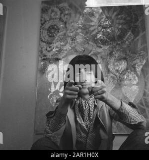 Parrucchiere Mario, titolare del negozio di parrucchiere The Trend in Amsterdam, con parrucche parrucchieri, parrucche, moda Data: 5 novembre 1965 Località: Amsterdam, Noord-Holland Parole Chiave: Parrucchieri, moda, parrucche Foto Stock