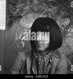 Parrucchiere Mario, titolare del negozio di parrucchiere The Trend in Amsterdam, con parrucche parrucchieri, parrucche, moda Data: 5 novembre 1965 Località: Amsterdam, Noord-Holland Parole Chiave: Parrucchieri, moda, parrucche Foto Stock