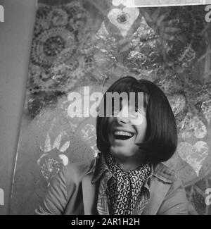 Parrucchiere Mario, titolare del negozio di parrucchiere The Trend in Amsterdam, con parrucche parrucchieri, parrucche, moda Data: 5 novembre 1965 Località: Amsterdam, Noord-Holland Parole Chiave: Parrucchieri, moda, parrucche Foto Stock