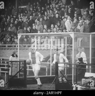 Partita di calcio Ajax contro GVAV ad Amsterdam 5-1; calciatori Pronk, Zuurbier e Keizer camminano attraverso la gabbia Data: 5 Dicembre 1965 luogo: Amsterdam, Noord-Holland Parole Chiave: Pubblico, calciatori Nome personale: Keizer, Piet, Pronk, Tonnie, Zuurbier, J.C. Nome istituto: AJAX Foto Stock