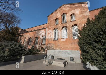 Sofia, Bulgaria - 25 gennaio 2020: Veduta della chiesa di Santa Sofia e del monumento del Milite Ignoto a Sofia, Bulgaria a Sofia, Bulgaria - 25 gennaio, Foto Stock