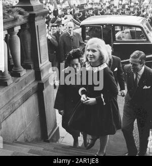 Principessa Beatrix e la sua fidanzata Claus von Amsberg in visita a Den Bosch; la principessa entra nel municipio, preceduto da una ragazza Data: 15 dicembre 1965 luogo: Den Bosch, Noord- Brabant Parole Chiave: Visite, bambini, principesse Nome personale: Beatrix (principessa Paesi Bassi) Foto Stock