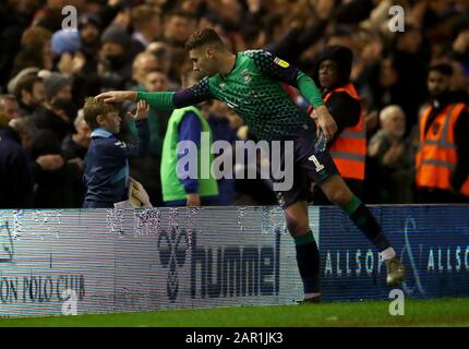 Il portiere della città di Coventry Marko Marosi con un giovane fan dopo il fischio finale della quarta partita della fa Cup al St Andrew's Trilione Trophy Stadium, Birmingham. Foto Stock