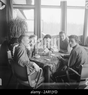 L'equipaggio di pattinaggio russo ha avuto riposo giorno, la squadra ha posto il biglietto in hotel a Holten Data: 20 gennaio 1966 posizione: Holten Parole Chiave: Skating crew Foto Stock