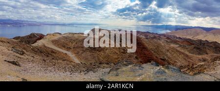 Vista panoramica sul Monte Tzfahot e sul golfo di Aqaba. Montagne di Eilat, Israele meridionale e Egitto Foto Stock