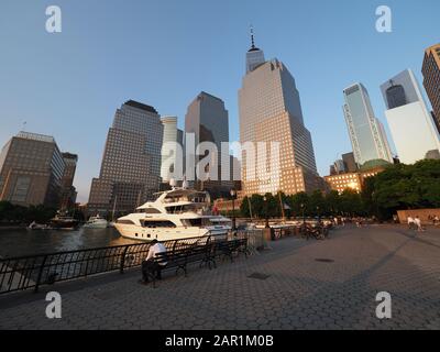 New York, USA - 31 maggio 2019: Immagine diurna del North Cove Yacht Harbor e Brookfield Place (World Financial Center). Foto Stock