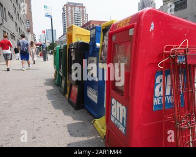 New York, USA - 1 giugno 2019: Immagine di vari distributori automatici di giornali di New York. Foto Stock