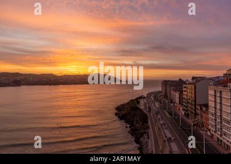 Vista serale di A Coruna città costiera della Galizia Foto Stock