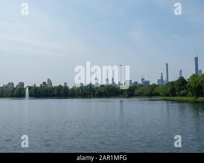 New York, USA - 2 giugno 2019: Immagine Del Bacino Idrico Jacqueline Kennedy Onassis a Central Park. L'immagine offre anche una buona visuale sulla riga dei miliardari Foto Stock