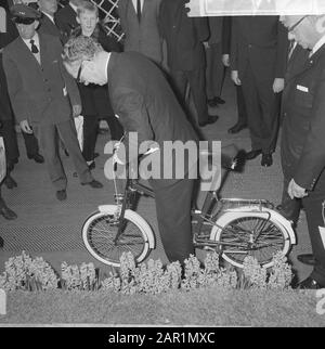 Il Ministro Vrolijk ha aperto la mostra Due ruote e Caravans 1966 nella RAI, Ministro Merry con bicicletta Data: 24 febbraio 1966 Parole Chiave: Ministri, aperture, mostre Nome personale: Vrolijk, Maarten Foto Stock