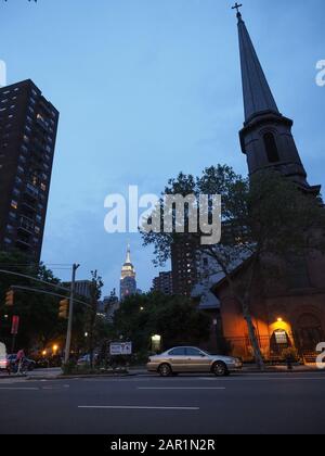 New York, USA - 2 giugno 2019: Immagine della Chiesa dei Santi Apostoli, situata sulla 9th avenue nella zona residenziale di Penn South. Foto Stock