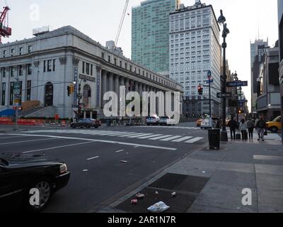 New York, Stati Uniti - 3 giugno 2019: Stazione della Pennsylvania visto dall'incrocio di West 31st Street con 8th Avenue. Foto Stock