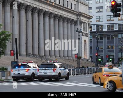 New York, Stati Uniti - 3 giugno 2019: Due auto Ford Explorer dalla NYPD proprio accanto a Penn Station. Foto Stock