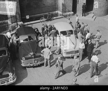 Tavola Rotonda Conferenza Indonesia. Automobili sul Binnenhof Data: 22 agosto 1949 luogo: L'Aia, Indonesia, Indonesia Parole Chiave: Conferenze Nome dell'istituzione: RTC Foto Stock