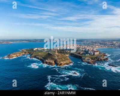 Veduta aerea di una città costiera di Coruna e della torre di Ercole, Galizia Foto Stock