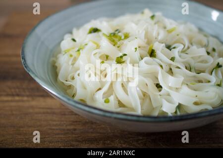 Tagliatelle di riso al coriandolo in un recipiente in ceramica Foto Stock