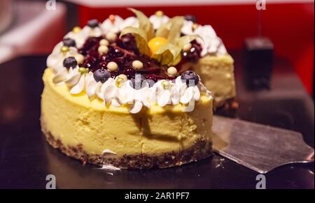 Selettiva Fuoco Appena Sfornato Delizioso cioccolato Brownie torta decorata con frutti di mare freschi e frutti di bosco. Cibo Catering, Sano Foto Stock