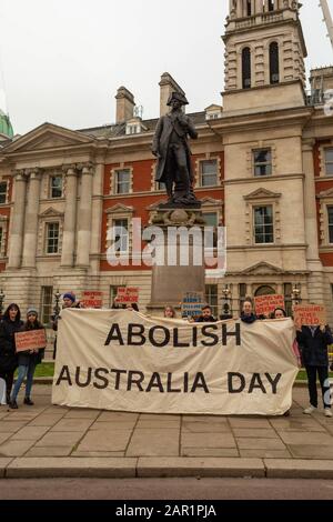 Londra, Regno Unito. 25th Gen 2020. Un gruppo di ex-pat australiani si incontrano alla statua del Capitano Cook Memorial sul Mall, per protestare contro l'Australian Day. Penelope Barritt/Alamy Live News Foto Stock