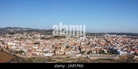 Veduta panoramica aerea di Caldes de Montbui e della sua chiesa di Santa Maria. Borgo medievale romano in Catalogna, Spagna Foto Stock