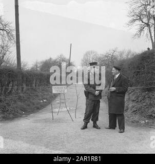Frane nel comune belga Zichen-Zussen-Bolder, Gendarme strada sorvegliata, ingresso proibito Data: 5 aprile 1966 Parole Chiave: Comuni, accessi, strade Foto Stock