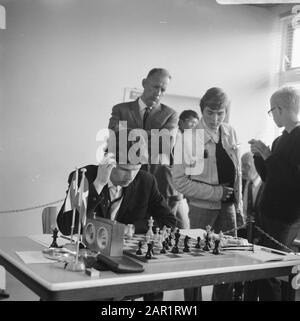 Torneo di scacchi IBM, campione della gioventù E.C. Scholl durante la sua partita Data: 13 luglio 1966 Parole Chiave: Scacchi, partite Nome personale: E.C. Scholl Institution Name: Ibm Chess Tournament : Evers, Joost/Anefo Foto Stock