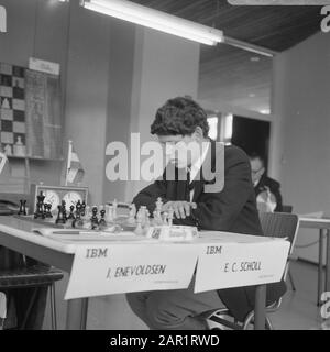 Torneo di scacchi IBM, campione della gioventù E.C. Scholl durante la sua partita Data: 13 luglio 1966 Parole Chiave: Scacchi, partite Nome personale: E.C. Scholl Institution Name: Ibm Chess Tournament : Evers, Joost/Anefo Foto Stock