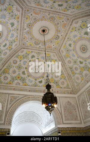 Una lanterna sospesa e motivi geometrici e floreali islamici da un soffitto signorile del 19th secolo nel Museo Nazionale del Bardo, Tunisi Tunisia. Foto Stock