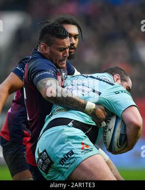 Il Gloucester's Fraser Balmain viene affrontato dal Nathan Hughes di Bristol Bears durante la partita Gallagher Premiership tra Bristol Bears e Gloucester Rugby presso Ashton Gate, Bristol. Foto Stock