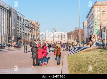 Kiev, Ucraina - 3 gennaio 2020: Un frammento della strada Khreshchatyk. Sullo sfondo si vede l'arco dell'amicizia dei popoli. Foto Stock