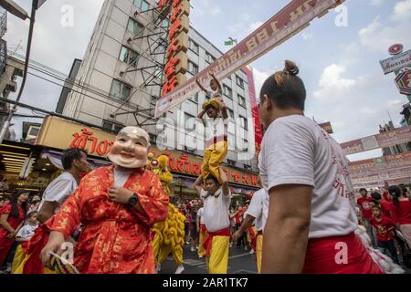 Bangkok, Bangkok, Tailandia. 25th Gen 2020. Migliaia di turisti si sono infastidati sulla Yaowarat Road di Bangkok nella storica Chinatown della città per assistere alle feste messe in atto da orginizzazioni culturali locali che celavano l'inizio dell'anno del ratto nello zodiaco cinese. Credit: Adryel Talamantes/Zuma Wire/Alamy Live News Foto Stock