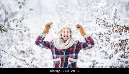 Ragazza allegra all'aria aperta. Donna allegra ed energica. Vacanza sci in inverno. Bella donna in abiti caldi. Godersi la natura wintertime. Ritratto di donna eccitata in inverno. Foto Stock