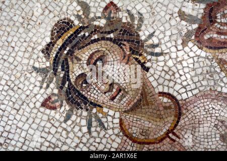 Una donna del 'Trionfo di Nettuno' un mosaico romano di la Chebba, Tunisia, 2nd Secolo d.C., esposto nel Museo Nazionale del Bardo, Tunisi, Tunisia. Foto Stock