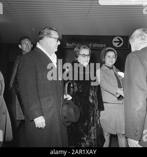 A Schiphol è arrivato questa mattina l'ex primo Ministro delle Antille olandesi e ora Ministro plenipotenziario, Dr. E. Jonckheer. Con moglie e figlia Data: 22 febbraio 1968 luogo: Noord-Holland, Schiphol Parole Chiave: Arrivi, ministri, aeroporti Nome personale: Jonckheer E. Foto Stock